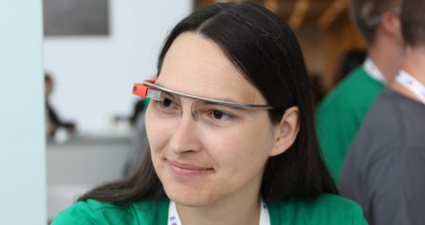 Mit der Google-Datenbrille Glass soll dem Träger Wissen aus dem Netz ständig zur Verfügung stehen.