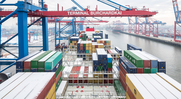 Die oberen Lagen der Container auf der CMA CGM Marco Polo im Hamburger Hafen sind bereits gelöscht, das Laden kann beginnen.