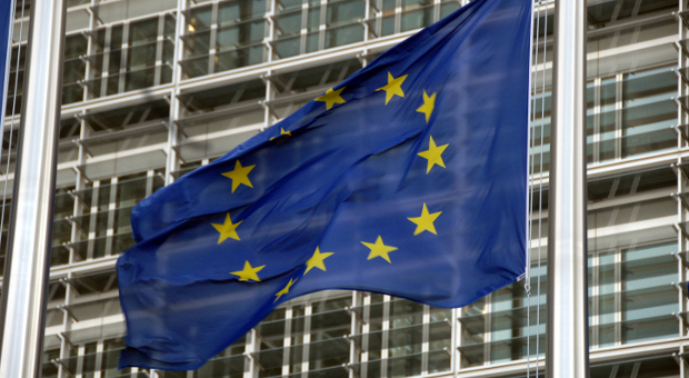 Eine Europa-Flagge vor dem Sitz der EU-Kommission in Brüssel.