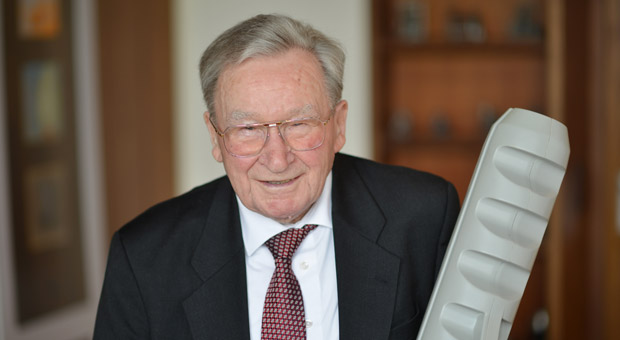 Der Unternehmer und Erfinder Artur Fischer mit einem überdimensionalen Fischer Dübel. Das Bild zeigt ihn im Juni 2014 am Firmensitz in Waldachtal.