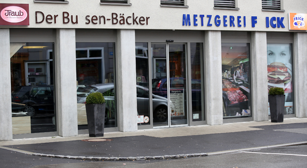 Innerhalb von drei Monaten haben Unbekannte in Bad Saulgau dreimal die Buchstaben S und R in den Namenschildern einer Bäckerei und einer benachbarten Metzgerei abgeschraubt und gestohlen.
