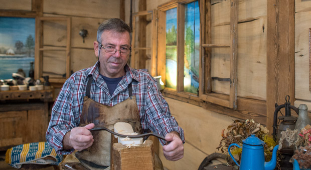 Holzpantoffelhersteller Manfred Karolczak in seiner Werkstatt im Spreewaldort Burg. Seit 1909 werden in dem kleinen Familienbetrieb in Handarbeit Schuhe geschnitzt. Das Holzoberteil wird mit Schweinsleder bespannt und mit Draht befestigt. Nach rund einer Stunde sind ein Paar Holzpantoffeln hergestellt.