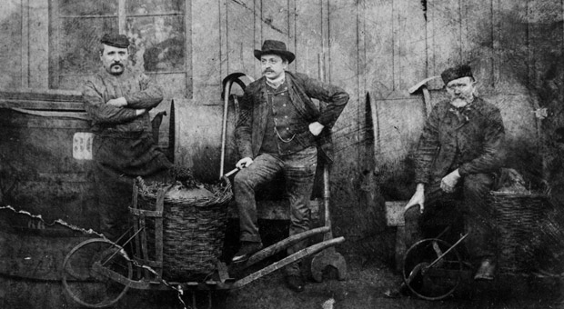 Das älteste bekannte Firmenfoto aus dem Jahr 1863 zeigt Arbeiter des Werks Barmen an der Heckinghauser Brücke. Auf dem Bild ist unter anderem Heinrich Ritter (vermutlich rechts), der erste Geselle des Firmengründers Friedrich Bayer sen. zu sehen.