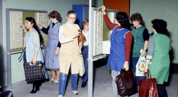 Mitarbeiterinnen an der Stechuhr beim Armaturenhersteller Grohe Mitte der 1980er Jahre.