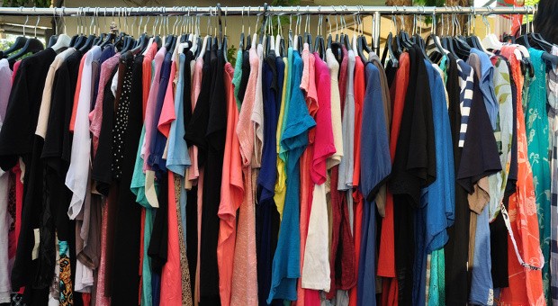 Hersteller und Händler von Billigkleidung stehen wegen schlechter Arbeitsbedingungen in ihren Fabriken immer wieder in der Kritik. Verbraucher wollen immer häufiger fair produzierte Kleidung kaufen, aber günstig.