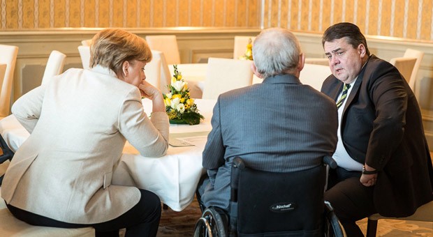 Bundeskanzlerin Angela Merkel, Finanzminister Wolfgang Schäuble und Wirtschaftsminister Sigmar Gabriel während einer Besprechung vor einer Kabinettssitzung in Schloss Meseberg.