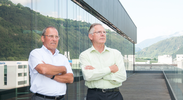 Georg Frener (links) und Franz Reifer produzieren in Brixen Fassaden für die ganze Welt. Die Brenner-Autobahn liegt direkt vor der Tür.