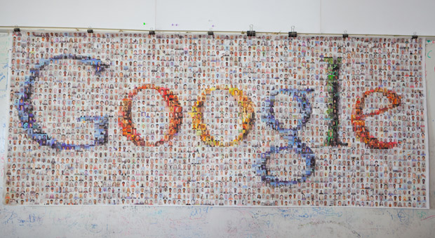 Das Logo von Google auf einem Poster im Hauptsitz des Internet-Konzerns Google in Mountain Views in Kalifornien, USA.