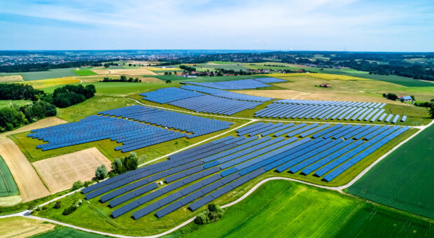 Der Solarpark Binsham produziert 22,7 Millionen kWh Solarstrom pro Jahr. (Bild: OneSolar)