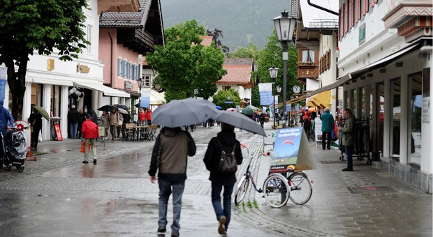 Geschäfte in der Fußgängerzone in Garmisch-Patenkirchen rechnen mit deutlichen Umsatzeinbußen während des G7-Gipfels.