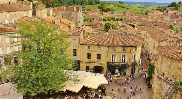Die Altstadt von Saint-Émilion und die umliegenden Weinanbaugebiete locken jährlich viele Touristen an.
