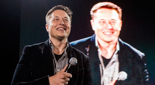 Elon Musk vor seinem überlebensgroßen Videobild: Keine Idee ist ihm zu groß oder zu verrückt, um sie zu verfolgen.