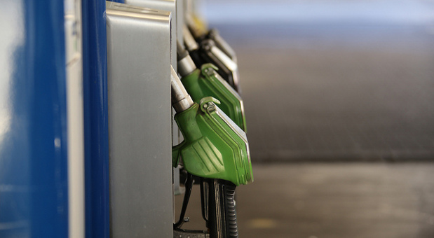 Neue Preismodelle an der Tankstelle. Bei Shell zahlen Inhaber einer Rabattkarte maximal zwei Cent pro Liter mehr als bei der günstigsten Tankstelle in der Umgebung.