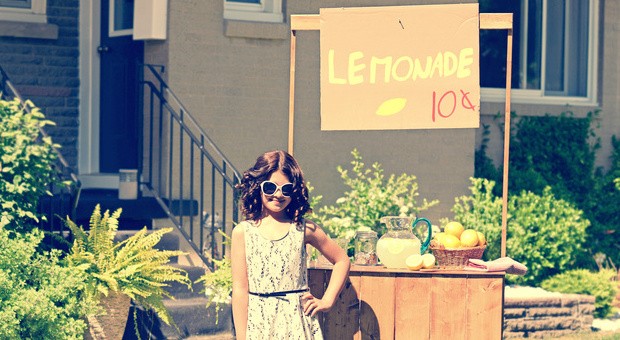 Mit der Aktion "Lemonade Day" lernen Kinder und Jugendliche in den USA Unternehmertum in der Praxis kennen: von der Limonaden-Herstellung, über Marketing und Standdekoration bis zum Verkauf.