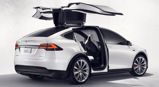 Auffälligste Eigenschaft des Tesla Model X: die beiden nach oben aufschwingenden Falcon-Wing-Türen, die den Weg in die zweite und dritte Sitzreihe elegant frei geben.