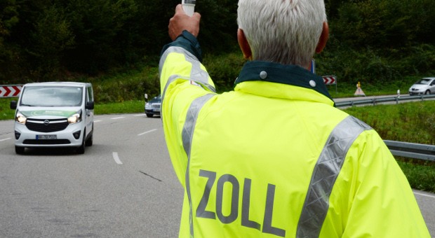 Zolloberinspektor Joachim Köpfer stoppt im Schwarzwald einen Kleintransporter.