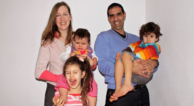 Mompreneurs Anna Yona mit ihrem Mann Ra Yona und den gemeinsamen drei Kindern.