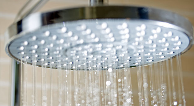 Für eine zehnminütige Dusche werden etwa 150 Liter Wasser benötigt - mit der Technik von Orbital Systems sind es nur fünf Liter.