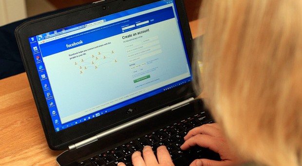 In deutschen Büros wird auf Facebook gesurft und bei Amazon eingekauft. Doch Arbeitgeber sollten sich Gedanken über die private Internetnutzung am Arbeitsplatz machen.