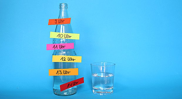 Man sollte mindestens zwei Liter Wasser am Tag trinken. Doch im Büro geht das schnell unter. Markieren Sie einfach Ihre Wasserflasche mit Uhrzeiten - so vergessen Sie das Trinken garantiert nicht.