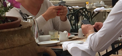 Ein häufiger Anblick: Statt sich beim Frühstück mit dem Gegenüber zu unterhalten, beschäftigten sich viele Menschen mit ihrem Smartphone. © Sven Franzen