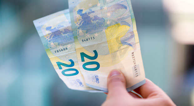 40 Euro Verzugspauschale durften Angestellte bei zu spät gezahltem Gehalt verlangen. Das hat nun ein Ende.