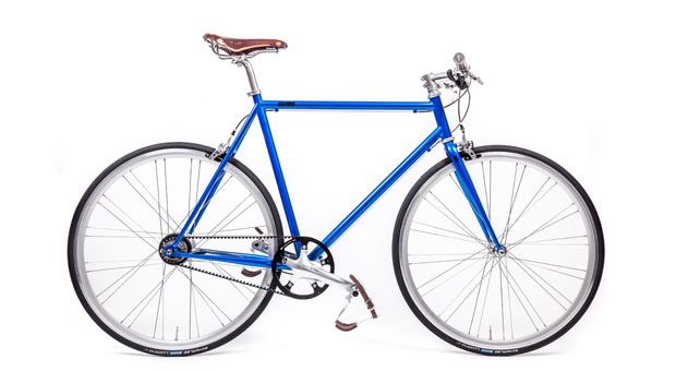 Mika Amaro: In Köln entwickelt und designt die kleine Manufaktur ihre Urban Bikes. Die Leichtigkeit des Fahrens soll sich im Design der Fahrräder widerspiegeln, so die Gründer. Das hier gezeigte Modell „Avid Blue“ gehört zu den auffälligeren Rädern im Angebot: Mit einer 8-Gang-Schaltung und Riemenantrieb geht es beinahe lautlos durch die Stadt. Preis: 1599 Euro, mika-amaro.com