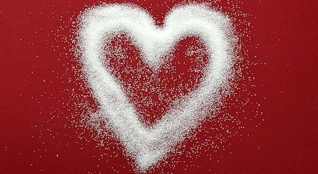 Die Liebe zum Salz ist bei manchen Menschen groß: Doch zu viel kann zu erhöhtem Bluthochdruck führen und somit das Risiko für Herzinfarkt und Schlaganfall steigern.