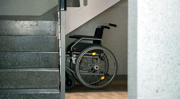 Wer auf den Rollstuhl angewiesen ist, muss seine Wohnung oft umbauen. Für solche Maßnahmen gibt es aber staatliche Förderung.
