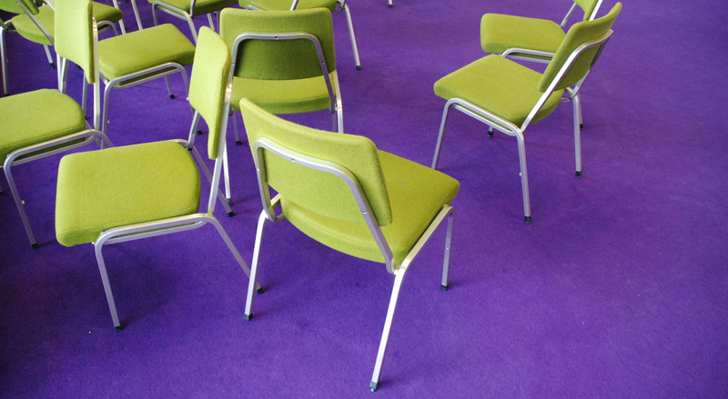 So sehr das Stühlerücken auch nerven kann, für den Erfolg von Meetings kann die Sitzordnung entscheidend sein.