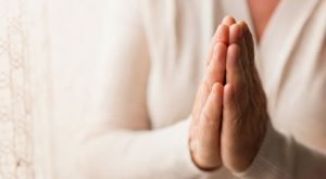 Eine kurze Pause für Gott: Wenn Mitarbeiter während der Arbeitszeit beten wollen, gilt wie so häufig: reden hilft. Häufig lässt sich eine Lösung finden, mit der alle zufrieden sind.