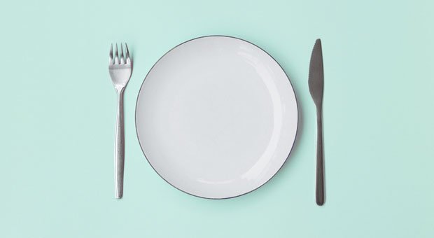 Im Ramadan bleibt bei vielen Muslimen der Teller leer: Tagsüber dürfen sie im Fastenmonat nicht essen und trinken.