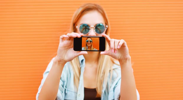 Smartphone- und selfie-süchtig: Die sogenannte Generation Z startet ins Berufsleben. Die Jugendlichen gelten als kritikunfähig und ungeduldig - doch Ausbilder können sich auch auf vieles freuen.