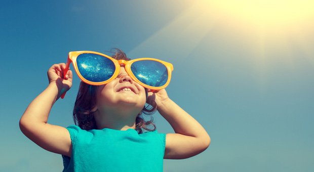 Bedenken beiseiteschieben und die rosarote Brille aufsetzen! Für Optimisten läuft vieles leichter im Leben. Wie aber wird man einer?