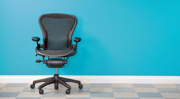 Ein guter Bürostuhl sollte folgende Eigenschaften haben: die natürliche Haltung in allen Sitzpositionen unterstützen, individuell anpassbar sein und die Bewegung fördern.