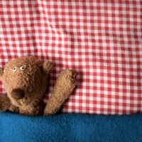 Manchmal hilft nur noch kuscheln und ausruhen: Arbeitgeber müssen Angestellte freistellen, wenn ihr Kind krank ist.