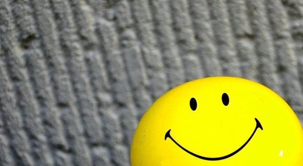 Smileys sind Alleskönner, wenn es darum geht, auf digitalen Kanälen Gefühle zu transportieren. Doch wie wirken die Dauergrinser, wenn jemand per E-Mail kritisiert wird?