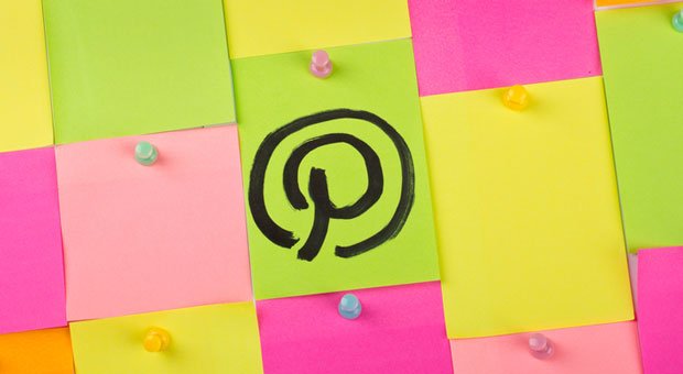 Bei Pinterest pinnen Nutzer Inhalte, die sie interessieren oder die ihnen gefallen, an virtuelle Pinnwände. Das können Unternehmen fürs Marketing nutzen.