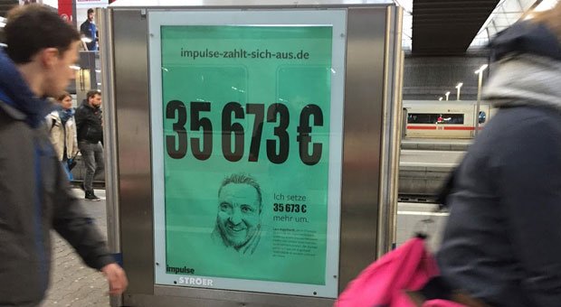 In der Kampagne "impulse zahlt sich aus" - hier ein Plakat an einem Bahnhof - rechnen Unternehmer vor, wie sie von impulse profitiert haben.