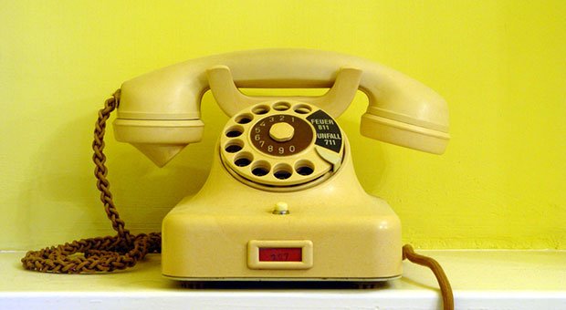 Steht auf Ihrem Schreibtisch noch ein Telefon aus Großmutters Zeiten? Dann ist es Zeit für einen Austausch - solch veraltete Technik kann nämlich ein echter Produktivitätskiller sein.