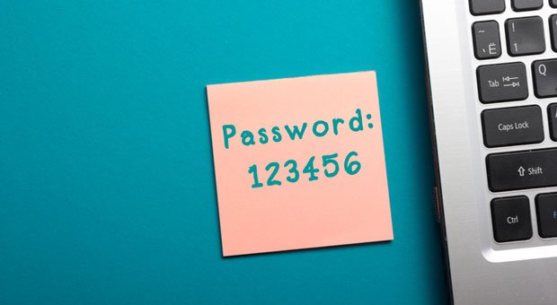 Unsichere Passwörter und dann noch an den Computer geheftet: Das größte Sicherheitsrisiko sind oft die Mitarbeiter.