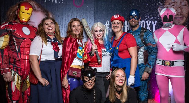 Christian Henzler (2. von rechts) mit Mitarbeitern bei der Party zum ersten Geburtstag des Hotels. Motto: Superhelden.