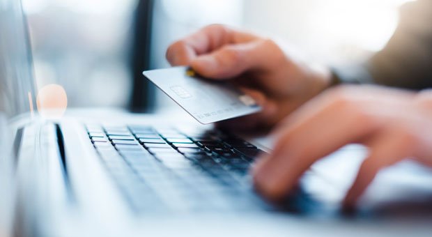 Die neue EU-Richtlinie PSD2 soll das elektronische Bezahlen sicherer machen - gerade bei Onlinekäufen.
