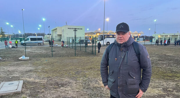 Unternehmer Knuth Rüffer an der polnisch-ukrainischen Grenze in Zosin