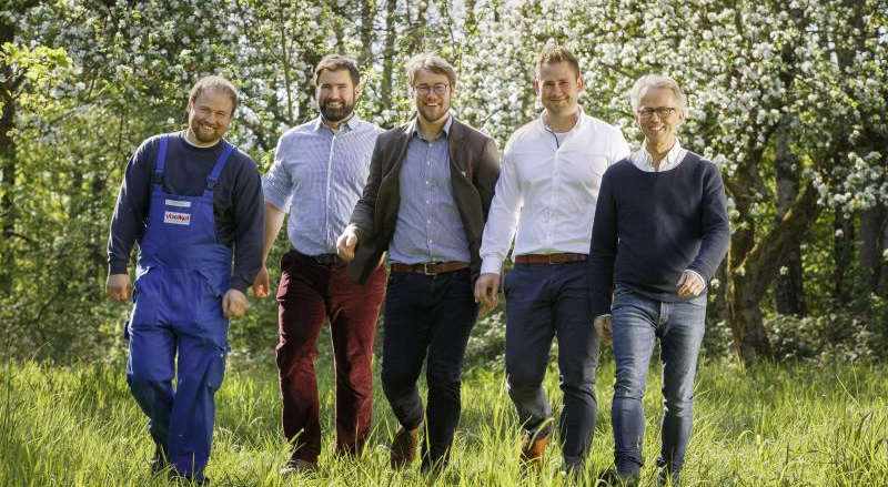 Stefan Voelkel (rechts) muss sich um seine Nachfolge keine Sorgen machen: Seine Söhne (von links) David, Boris, Jurek und Jacob Voelkel arbeiten mit im Betrieb. Ihr Ziel: ökologische Landwirtschaft fördern.