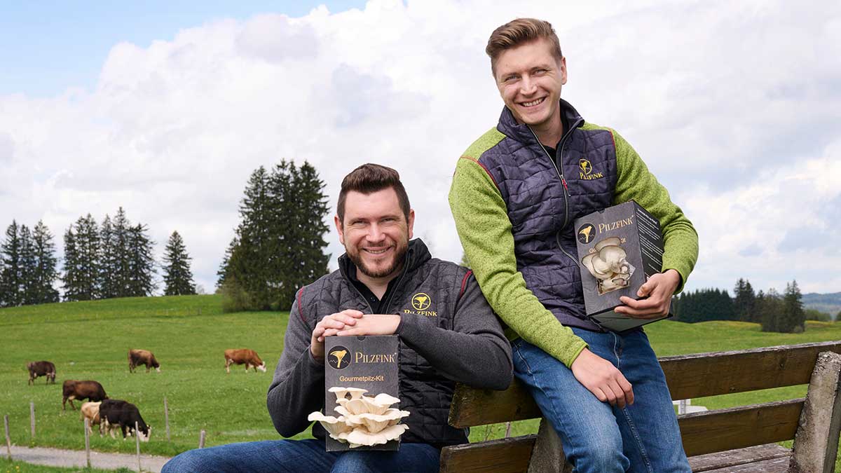 Mit Pilz in der Hand: die Brüder Jürgen (l.) und Markus Fink, Gründer von Pilzfink aus dem Allgäu.