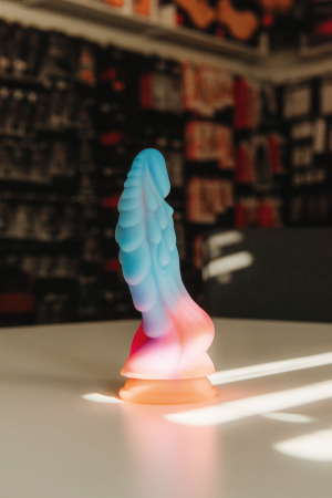 Ein bunter Dildo in kreativem Design