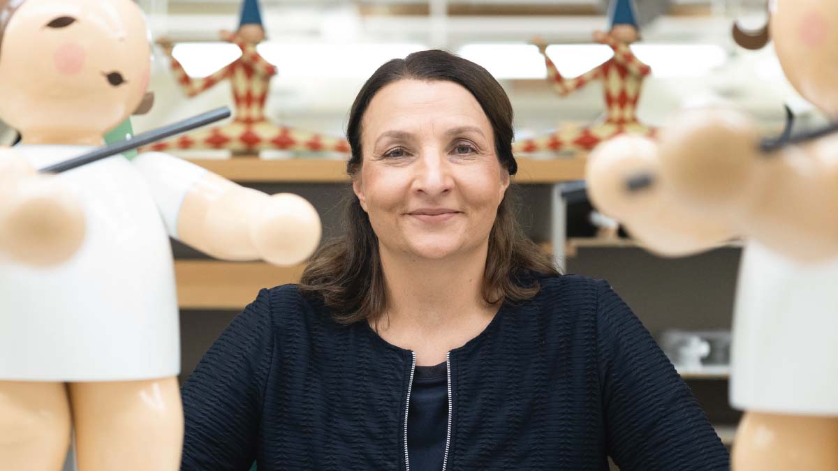 Claudia Baer, Komplementärin von Wendt & Kühn, zwischen übergroßen Engelmodellen.