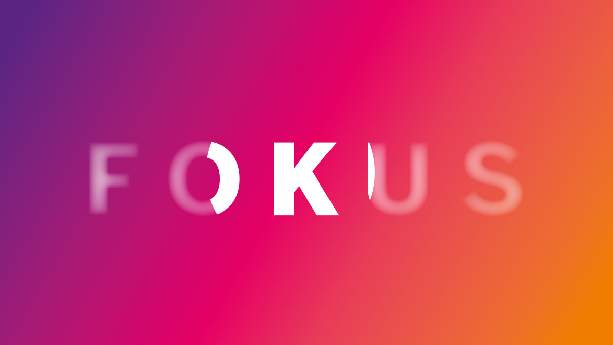 Schriftzug "Fokus" auf lila-orangenem Farbverlauf-
