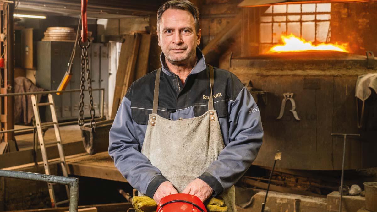 Fritz Georg Rincker, 61, steht vor einem Schmelzofen, in dem bei mehr als 1000 Grad zwei Kirchenglocken für die fränkische Gemeinde Uttenreuth gegossen werden.